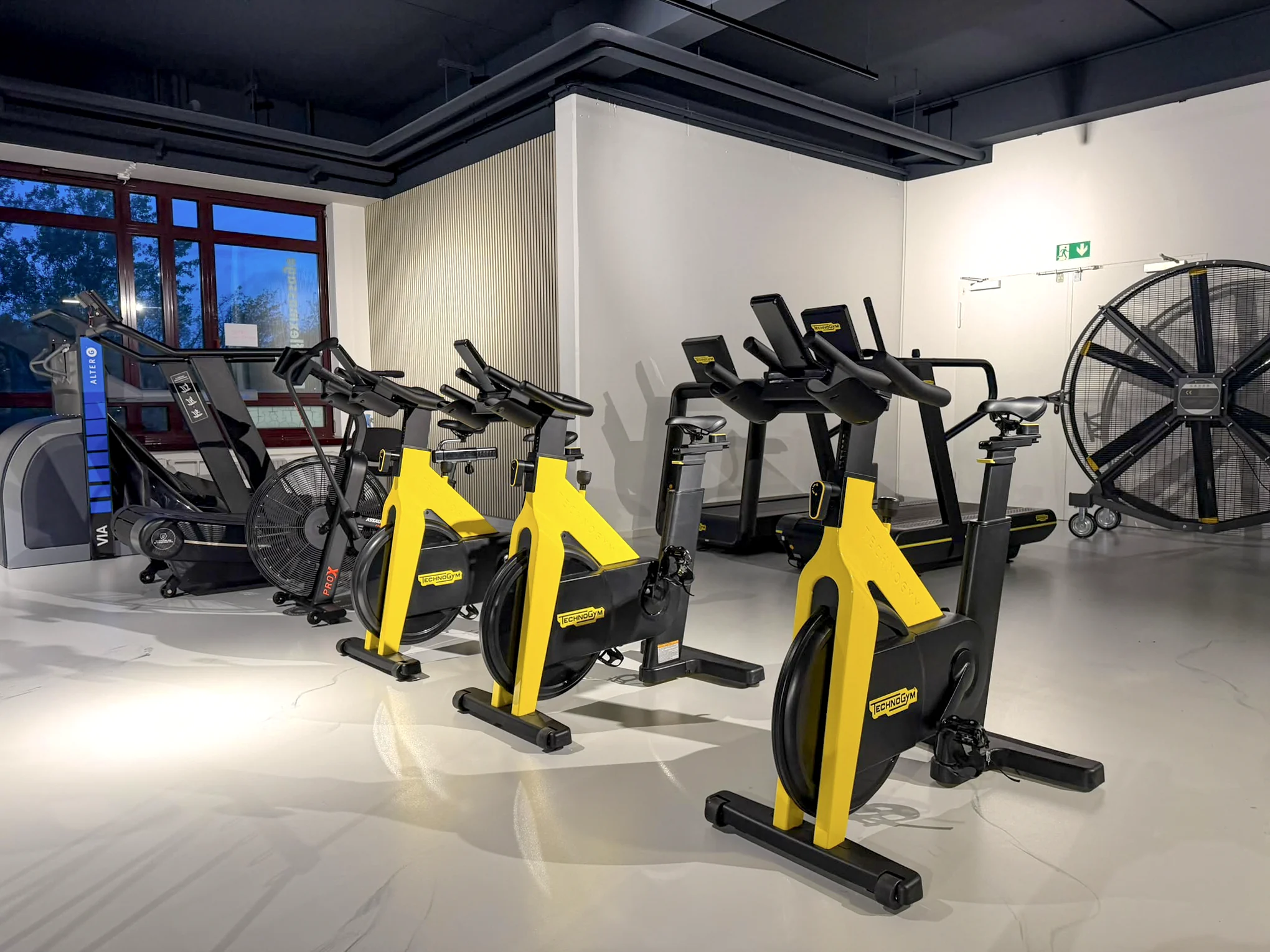 Cardiobereich mit Fahrradergometern und weiteren Ausdauergeräten in der Sport-REHA Berlin