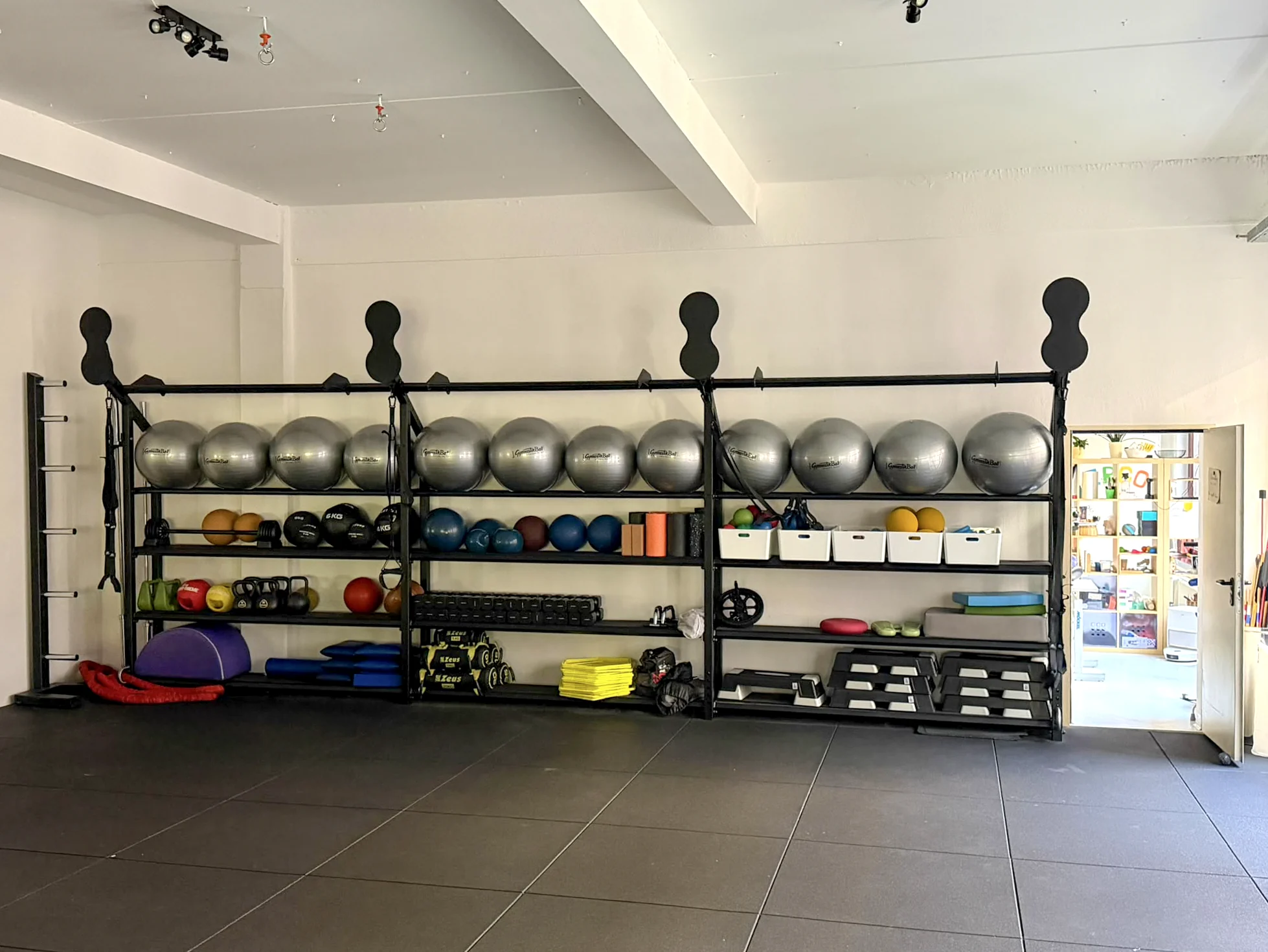 Kleingeräte und Gymnastikbälle im Kursraum in der Sport-REHA Berlin