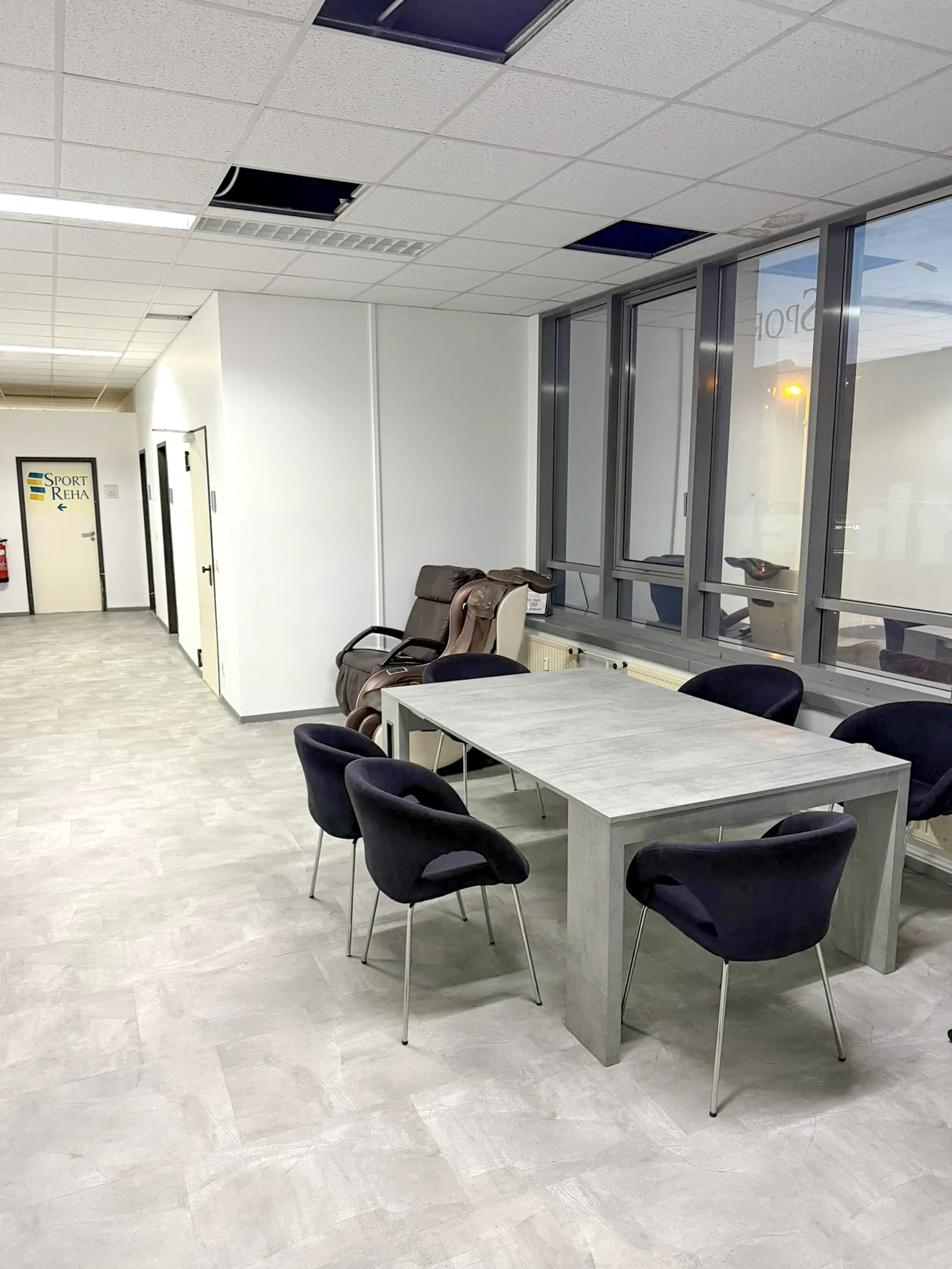 Sitz- und Besprechungsbereich im Zentrum in der Sport-REHA Berlin